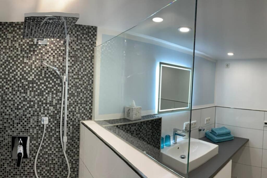 Modern Renovated Apartment Suited For Business Consultants - In Close Distance To Dt, Dhl And Un Campus - Reserved Parking Bona Exterior foto